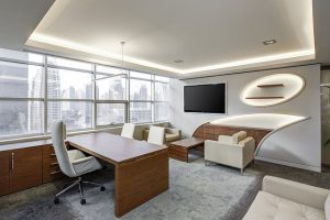 piekny sufit w salonie