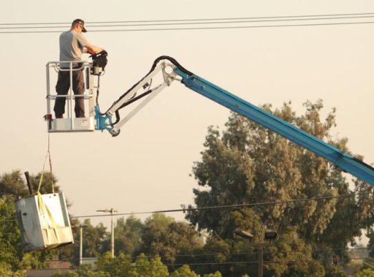 Jak bezpiecznie korzystać z podnośnika koszowego